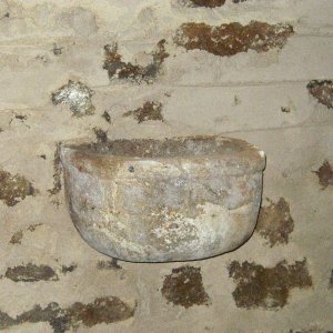 Lipnice nad Sázavou 2000-2002, 2006. Sklepní prostor S4. Do obvodové zdi je osazen jeden krmicí žlab. Pohled od S (podle J. Šulcové, M. Hanzlíka a P. Vituly – NPÚ ÚOP v Pardubicích, dříve Státní památkový ústav v Pardubicích, NPÚ ÚPS v Českých Budějovicích, NPÚ ÚOP v Brně, foto P. Vitula).
 
