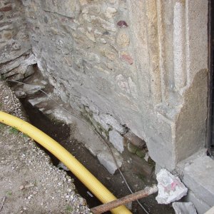 Lipnice nad Sázavou 2006. Prostor vrátnice V3 – část vnějšího obvodového výkopu pro odvlhčení zdiva. Pohled od J (foto P. Vitula).