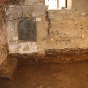 Lipnice nad Sázavou 2006. Prostor vrátnice V3. JV část interiéru po celoplošném snížení podlahy a začištění různě starých zdiv po obvodu. Pohled od SZ (foto P. Vitula).