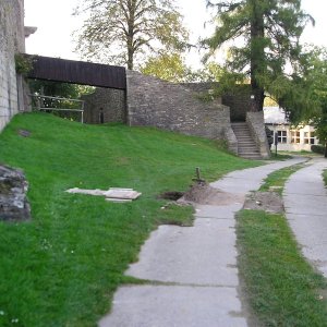 Lipnice nad Sázavou 2006. Sonda V8. Situace výkopu u příjezdové cesty mezi hradbou a parkánovou zdí. Pohled od JV (foto P. Vitula).