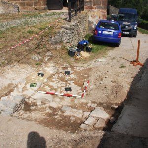 Lipnice nad Sázavou 2015. Sondy M1, M2, M3. Dokumentován průběh opěrné zdi nájezdové rampy, štětová dlažba a vystupující skalní podloží. Pohled od JV (foto P. Macků).