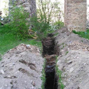 Obr. 39: Vranov nad Dyjí 2006. Vodovod a kanalizace – situace výkopů se skalními suky na severní straně pod přemostěním šíjového příkopu – pohled od S (foto P. Vitula).