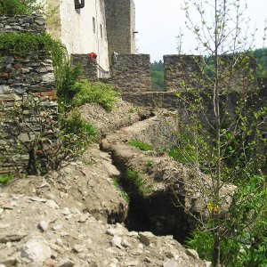 Obr. 43: Vranov nad Dyjí 2006. Vodovod a kanalizace – situace výkopů na jižní straně předhradí pod přemostěním šíjového příkopu – pohled od JZ (foto P. Vitula).