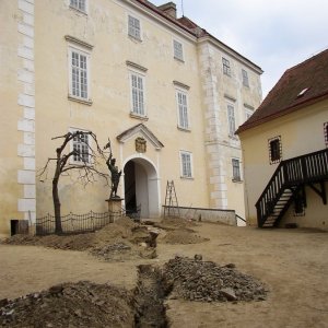 Obr. 48: Vranov nad Dyjí 2006. Vodovod a kanalizace – situace výkopů na nádvoří předhradí – celkový pohled od SZ (foto P. Vitula).