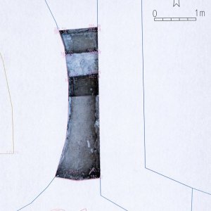 Obr. 68: Vranov nad Dyjí 2016. Odvětrání hrobky – sonda 1 s kamennou pravděpodobně opěrnou zdí (kontext 907) – fotoplán (zhotovil P. Vitula).