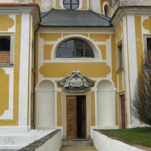 Obr. 72: Vranov nad Dyjí 2016. Odvětrání hrobky – vchod do zámecké kaple a hrobky – pohled od Z (foto P. Vitula).