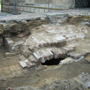 Obr. 31: Bučovice 2019. Sonda 11/2019. Po odstranění svrchní betonové vrstvy schodiště, násypů a zpevňovacích zídek pod ní byla začištěna klenba barokní páteřní zámecké stoky, do níž ústila další novověká pobočná stoka – pohled od SZ (foto P. Vitula).