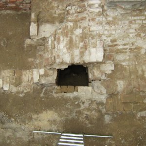 Obr. 33: Bučovice 2019. Sonda 11/2019. Po odstranění svrchní betonové vrstvy schodiště, násypů a zpevňovacích zídek pod ní byla začištěna klenba barokní páteřní zámecké stoky, do níž ústila další novověká pobočná stoka – pohled od Z (foto P. Vitula).