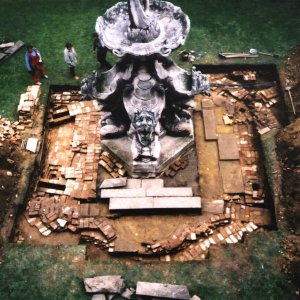 Obr. 51: Bučovice 2002. Sonda 20/2002. Odkryv situovaný po obvodu barokní kašny, která je pravděpodobně dílem G. G. Tencally, prokázal, že spočívá na masivním základě z nejméně  9 vrstev naplocho kladených cihel spojených nekvalitní vápennou maltou. Obvod měl tvar kvadrilobu a dno bylo pokryto mohutnými deskami z nekvalitního pískovce – pohled od Z (foto P. Vitula). 