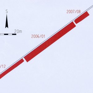 Obr. 35: Valtice – zámek 2004, 2006 a 2007 (akce č. 2004/12, 2006/01 a 2007/08) – statické zajištění opěrné zdi – záchranný výzkum. Detail vektorového georeferencovaného plánu s  červeným vyznačením zaměřených zkoumaných ploch  (zhotovil P. Vitula).