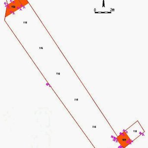 Obr. 58: Valtice – zámek 2008 (akce č. 2008/02) – zahradnictví – odvlhčení – záchranný výzkum. Přesné geodetické zaměření výkopu s relikty cihelných zídek (zhotovil P. Vitula).