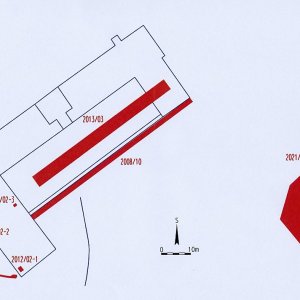 Obr. 68: Valtice – zámek 2004-2021.  Vektorový georeferencovaný plán JV budov předzámčí a jejich blízkého okolí (modrá barva) s  červeně vyznačenými archeologicky zkoumanými plochami NPÚ v Brně  letech 2000–2021 (zhotovil P. Vitula).