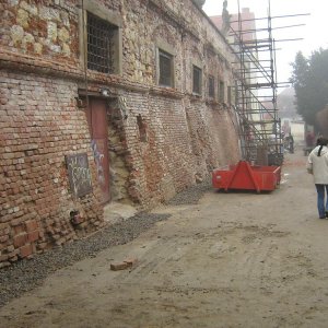 Obr. 73: Valtice – zámek 2008 (akce č. 2008/10) – odvlhčení JV obvodové zdi budovy předzámčí – záchranný  výzkum. Konečný stav po zasypání výkopu – pohled od JZ (foto P. Vitula).