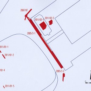 Obr. 84: Valtice – zámek 2004-2021.  Vektorový georeferencovaný plán JZ části hlavních zámeckých budov a jejich blízkého okolí (modrá barva) s  červeně vyznačenými archeologicky zkoumanými plochami NPÚ v Brně  letech 2000–2021 (zhotovil P. Vitula).