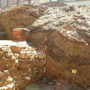 Obr. 112: Valtice – zámek 2014 – Národní centrum divadla a tance - plocha 5. V této části hospodářského dvora byly odkryty relikty historického kanalizačního systému s vazbou na sběrné a odtokové štoly hospodářského dvora, dále zaniklý systém štol porušený výstavbou jízdárny. Vyloučit zde nelze ani existenci renesančního obranného příkopu (foto P. Kos – ÚAPP i. č. 16313-2014).