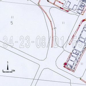 Obr. 35: Lednice – zámek 2004 - 2021. Lokalita č. 1 – podlist 34-23-08/D1/G6 - detail. Vektorový georeferencovaný plán prozkoumaných ploch a dokumentovaných situací v prostoru hlavních budov zámku (červená barva – obvod ploch, šedá barva - kamenné relikty, světlehnědá barva – kamenocihelné relikty, oranžová barva – cihelné relikty, světlemodrá barva – podlahy a pochozí úrovně, tmavomodrá barva – hroby, fialová barva – kanály a stoky; zhotovil P. Vitula).