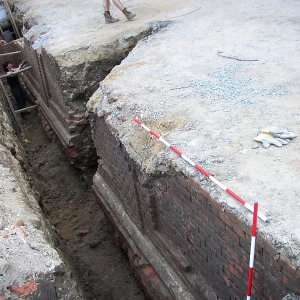 Obr. 83: Lednice – zámek 2004. Lokalita č. 1 – podlist 34-23-08/D1/F6. Situace reliktů barokních opěrných zdí zahradních teras ve výkopu pro kanalizaci v prostoru čestného nádvoří – pohled od SV (foto P. Vitula).