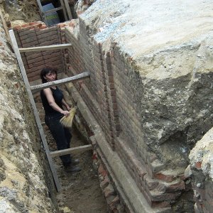 Obr. 84: Lednice – zámek 2004. Lokalita č. 1 – podlist 34-23-08/D1/F6. Situace reliktů barokních opěrných zdí zahradních teras ve výkopu pro kanalizaci v prostoru čestného nádvoří – pohled od SV (foto P. Vitula).
