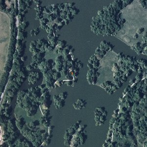 Obr. 117: Lednice – akvadukt a peklo – 2003-2004. Lokalita č. 2 – podlist 34-23-08/C2/B1 - detail. Poloha lokality na podkladu výřezu z georeferncované transformované ortofotomapy (zhotovil P. Vitula).