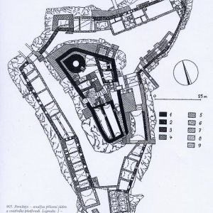 Obr. 35: Pernštejn – hrad 2001. Analýza stavebně historického vývoje přízemí hradního jádra a vnitřního předhradí (podle M. Plačka).