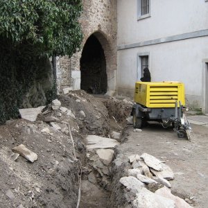 Obr. 59: Pernštejn – hrad 2007/1. Suchovod. Ve výkopu na 4. nádvoří byla odkryta raně novověká kanalizační stoka vyzděná z nasucho kladených plochých kamenů středních i větších rozměrů. Prakticky v celé trase byla dlažba překryta novověkým hlinitokamenitým násypem se stavebním odpadem a ojediněle i druhotně přemístěnou pozdně středověkou keramikou - pohled od JZ (foto P. Vitula).