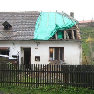 Obr. 115: Pernštejn – hrad 2020/1. Park – rekonstrukce domku pro zahradníky. V souvislosti s rekonstrukcí parkových úprav byla rekonstruována část přilehlého domku sloužící dnes jako zázemí pro personál – pohled od J (foto P. Vitula).