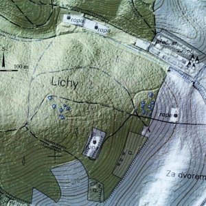 Ždánický les 2018. 221 - Dambořice 4 (okr. Hodonín) - trať Vysoký, Za dvorem - mohylové pohřebiště - dosud blíže nedatováno; 224 - Dambořice 6 (okr. Hodonín) - trať Vysoký - mohylové pohřebiště - dosud blíže nedatováno. Přesné  zaměření jednotlivých mohyl (modrá barva) pomocí totální geodetické stanice na mapovém podkladu Analýzy výškopisu 5G stínovaného reliéfu  (Zeměměřický úřad na Geoportálu ČÚZK). Mohylníky jsou ze všech stran obklopeny ropnými těžními plošinami a část východního mohylníku je s velkou pravděpodobností porušená zemědělskou činností.