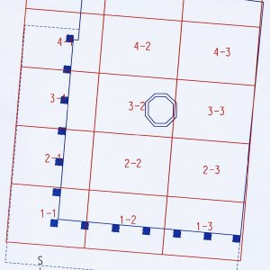 Náměšť nad Oslavou 2007. Plán půdorysu nádvoří zámku s vyznačením archeologicky zkoumané plochy rozdělené do sektorů o velikosti 8 x 6 m (červená barva – sektory 1-1 až 1-3, 2-1 až 2-3, 3-1 až 3-3, 4-1 až 4-3, 5-1 až 5-3).
