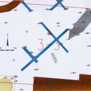 Náměšť nad Oslavou 2007. Sektor 3-3 – schematický plán odkrytých archeologických situací s kontexty č. 50, 51, 101, 102, 103, 920, 921, 922, 926, 927, 928 (šedá barva - kamenné relikty, hnědá barva - kamenocihelné relikty, oranžová barva - cihelné relikty, světlemodrá barva - relikty podlah, žlutozelená barva - kamenina, černá barva - terénní hrany, tmavozelená barva - současné výkopy, světlezelená barva - pořadová čísla geodeticky zaměřených bodů, fialová barva - absolutní nadmořské výšky geodeticky zaměřených bodů).