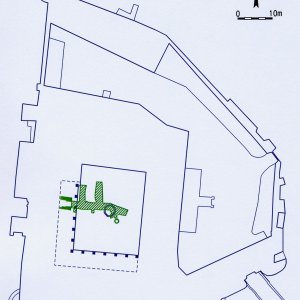 Náměšť nad Oslavou 2007. Půdorys zámku s vyznačením středověkých (13. – pol. 16. stol.) reliktů zdiva (zelená barva) a do skály hloubených prostor (zeleně šrafované plochy) ve 3. suterénním patře sklepů (podle zaměření a plánové dokumentace Geodézie Brno, s. p.).