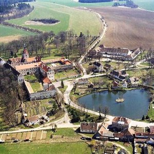 Obr. 3: Uherčice 2003. Zámecký areál v kontextu obce – letecký záběr – pohled od Z (foto M. Bálek).