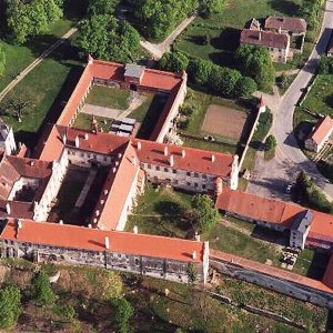 Obr. 6: Uherčice 2003. Zámecký areál – letecký záběr – pohled od S (foto M. Bálek).