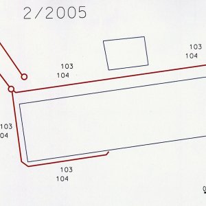 Obr. 17: Uherčice 2/2005. Zahradní domek -  půdorysný plán výkopu při budování kanalizace a vodovodu – ve výkopech byly rozlišeny 2 vrstvy (č. 103 a 104) interpretované jako mohutné dorovnávky terénu (zhotovil P. Vitula).