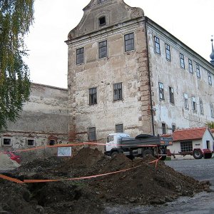 Obr. 19: Uherčice 1/2007. Průčelí bočního vchodu v západní části hospodářského traktu – ve výkopu pro vodovod vně areálu bylo zjištěno souvrství tvořené celkem 4 poměrně mohutnými vrstvami (č. 105, 106, 107 a 108), z nichž jedna byla propálená (č. 107) a vrstvu při dně (č. 108) tvořilo zvětralé podloží – pohled od JZ (foto P. Vitula).