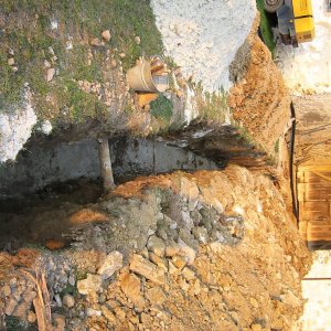 Obr. 46: Uherčice 1/2007. Východní část nádvoří hospodářského traktu a průjezd do hlavního nádvoří – v této části byla dokumentována  novověká vrstva (č. 115) a zbytky novověké cihelné dlažby č. 52 – pohled od Z (foto P. Vitula).