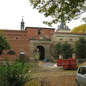 Obr. 59: Uherčice 1/2014-15. Jižní vstup do nádvoří – pohled od J (foto P. Vitula).