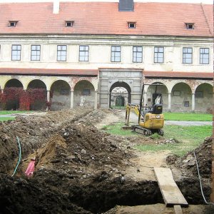 Obr. 60: Uherčice 1/2014-15. Vstupní nádvoří – situace liniových výkopů – celkový pohled od jižního hlavního vstupu (foto P. Vitula).