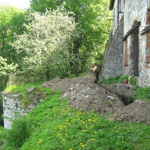 Obr. 98: Uherčice 1/2017.  Severní okraj zámeckých budov – vodovod – záchranný výzkum – situace – celkový pohled od Z (foto P. Vitula).