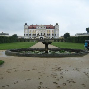 Obr. 2: Milotice 2020. Zámecký park a parkové průčelí zámku – pohled od JV (foto P. Vitula).