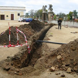 Obr. 48: Milotice 2014/2. SV část vstupního nádvoří – splašková kanalizace – S větev – situace výkopu – celkový pohled od V (foto P. Vitula).